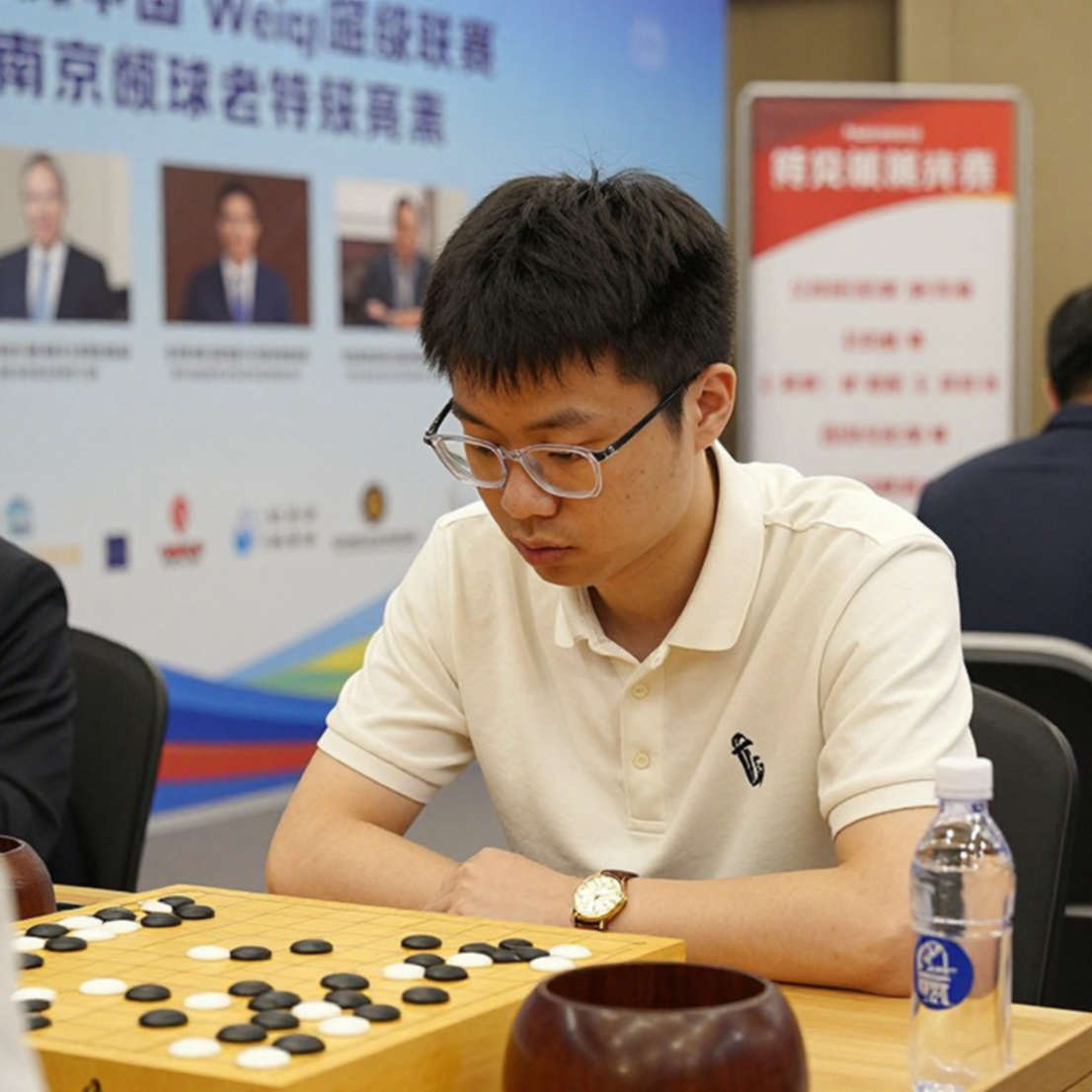 Clutch Chess Saint Louis: tiêu đề gọi bốn kỳ thủ, thân bài gọi một khóa học sáu video