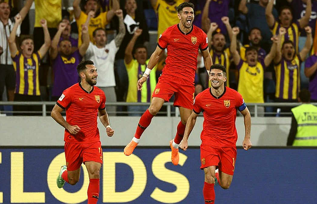Zion Suzuki tại Aston Villa: một thủ môn 23 tuổi, bốn kỹ năng và một khoảng trống dữ liệu