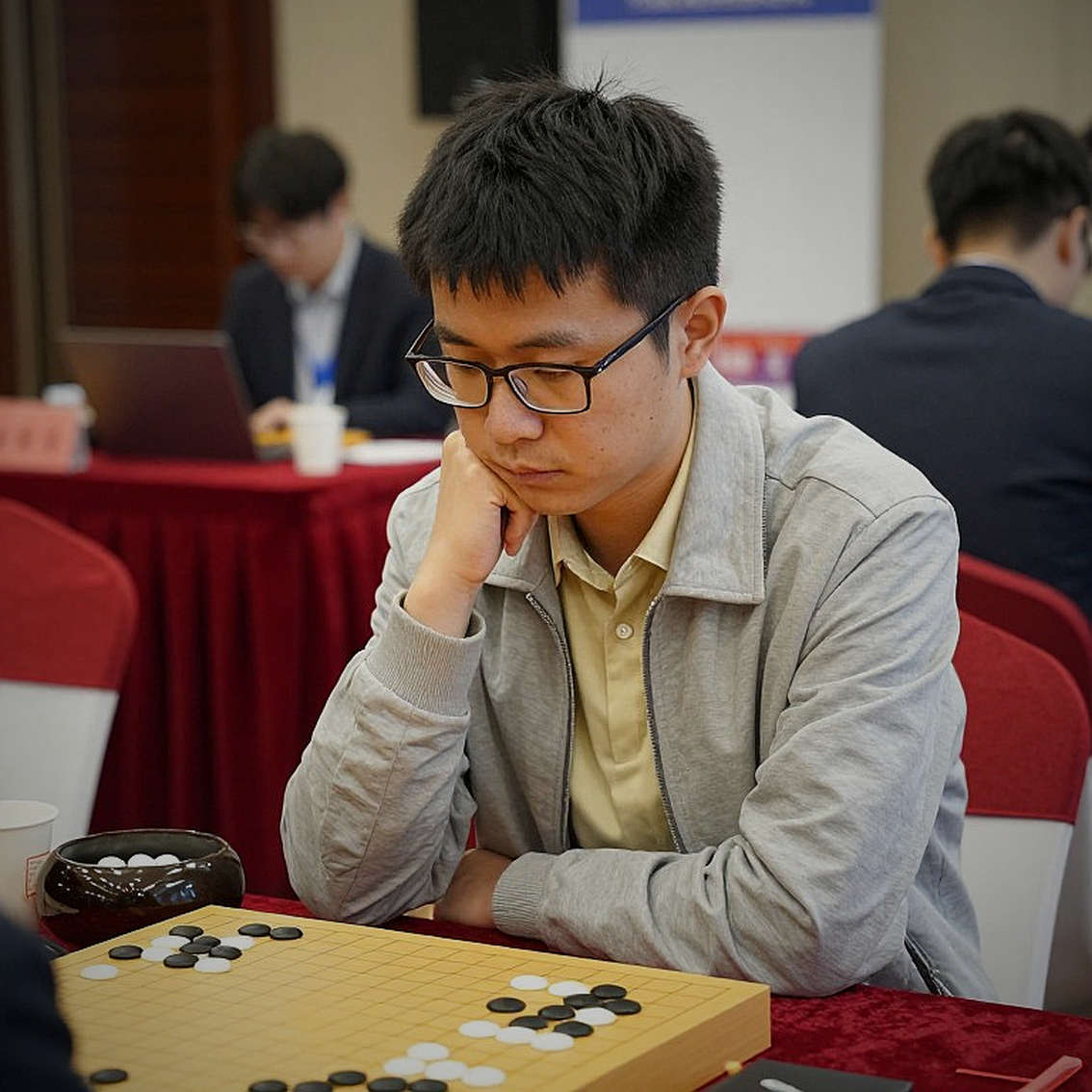 Vòng 9 Olympiad cờ vua 2026: D Gukesh thoát hiểm kiểu Houdini, giữ Ấn Độ trong cuộc đua vàng
