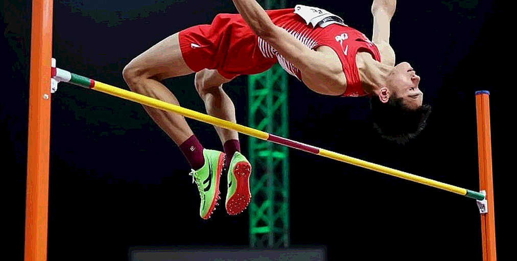 21.47 giây ở Budapest: Khi Amy Hunt cầm micro phản đòn Sydney Sweeney giữa đường đua 200m