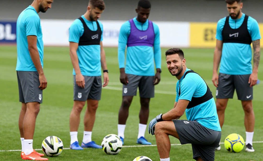 Mikel Arteta gia hạn dài hạn với Arsenal: Đọc một chữ ký bằng con mắt trọng tài